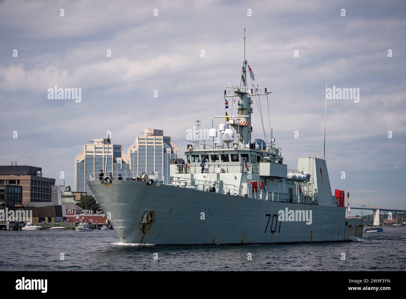 La nave da pattuglia costiera e da guerra mineraria HMCS Glace Bay è in corso nel porto di Halifax, nuova Scozia, Canada, durante la Halifax International Fleet Week. Foto Stock