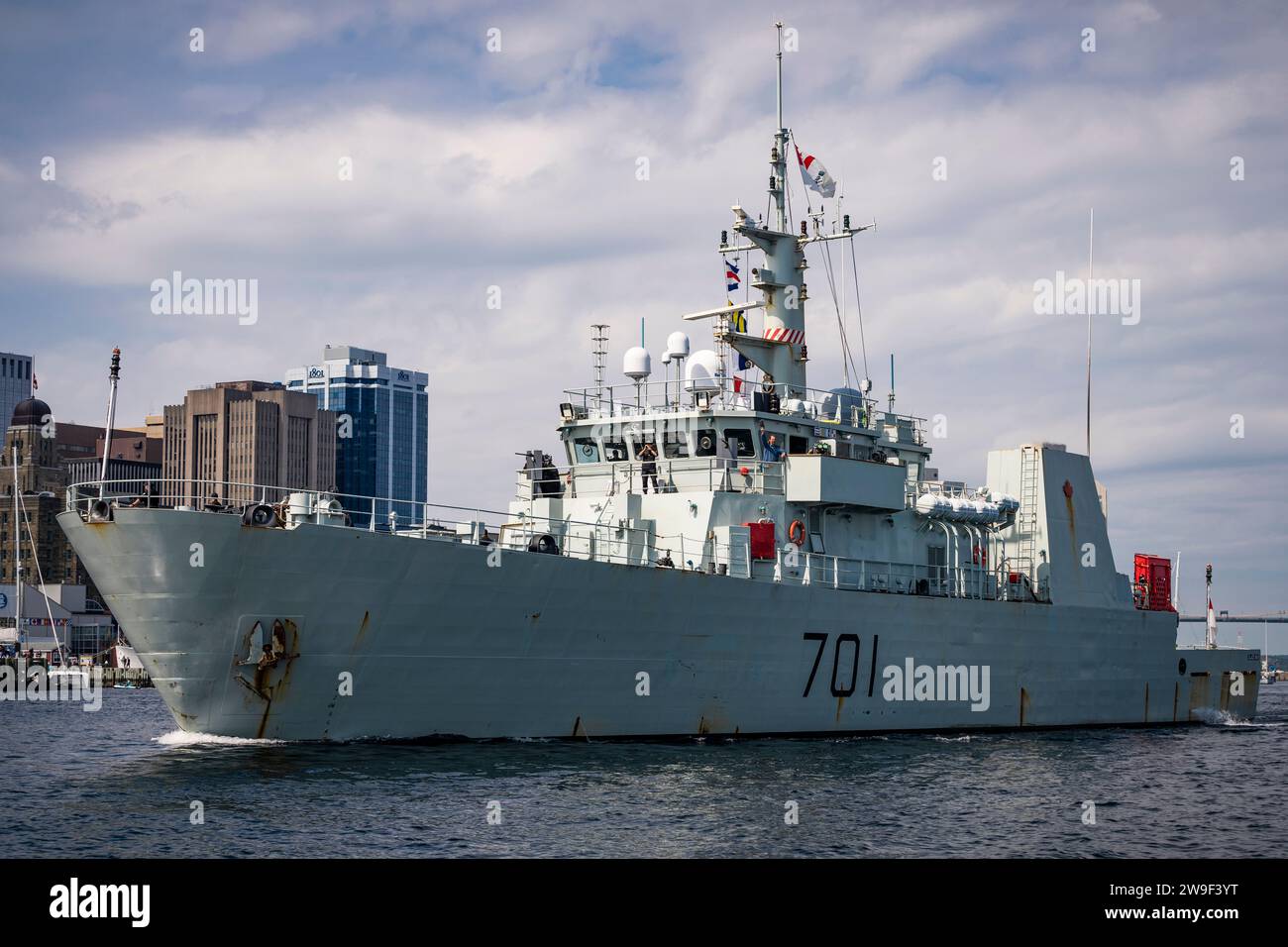 La nave da pattuglia costiera e da guerra mineraria HMCS Glace Bay è in corso nel porto di Halifax, nuova Scozia, Canada, durante la Halifax International Fleet Week. Foto Stock