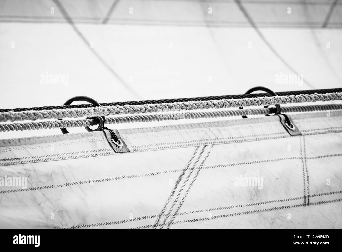 Gli alberi e il sartiame della replica della goletta da pesca di Grand Banks Bluenose II che naviga da Lunenburg, nuova Scozia, Canada. Foto Stock