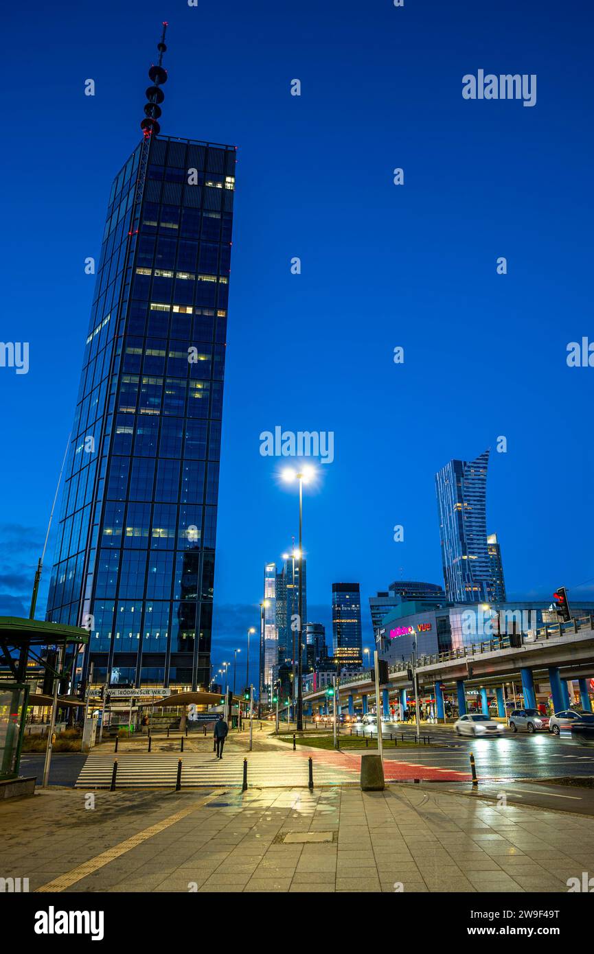 Varsavia, Polonia - 26 dicembre 2023: Vista del centro della città con le forme sfocate dei veicoli. Foto Stock