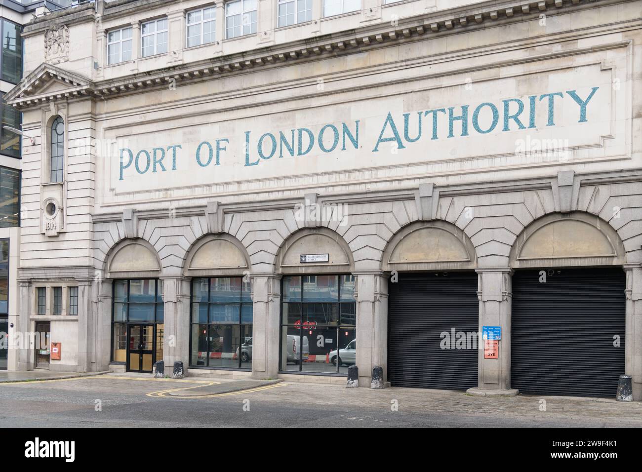 Londra, Regno Unito - 17 marzo 2023; nome della Port of London Authority sull'edificio di un magazzino frigorifero in Charterhouse Street Foto Stock