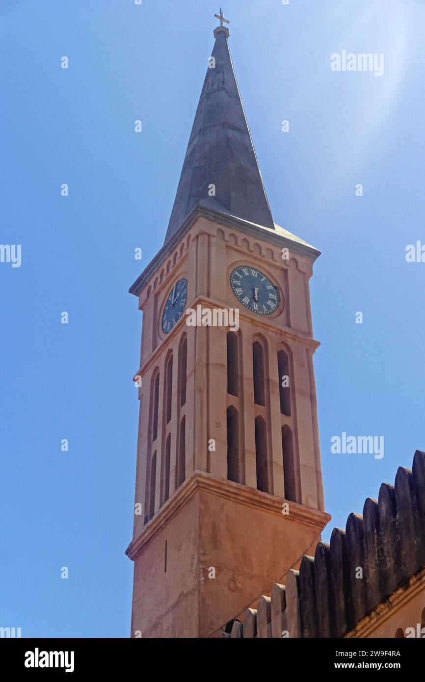 Zanzibar, Tanzania - 18 luglio 2017: Orologio e campanile nella Christ Church Anglican Cathedral a Stone Town. Foto Stock