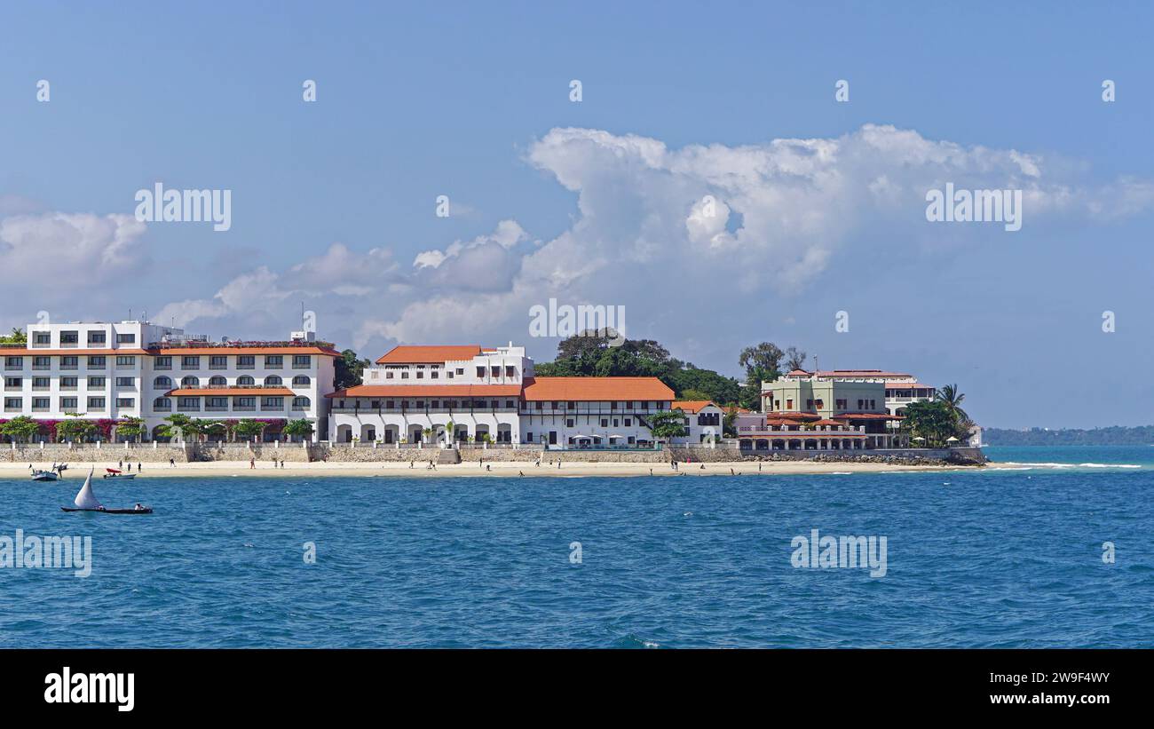 Zanzibar, Tanzania - 16 luglio 2017: Costa del paesaggio urbano dal mare a Zanzibar, Tanzania Africa bella giornata. Foto Stock