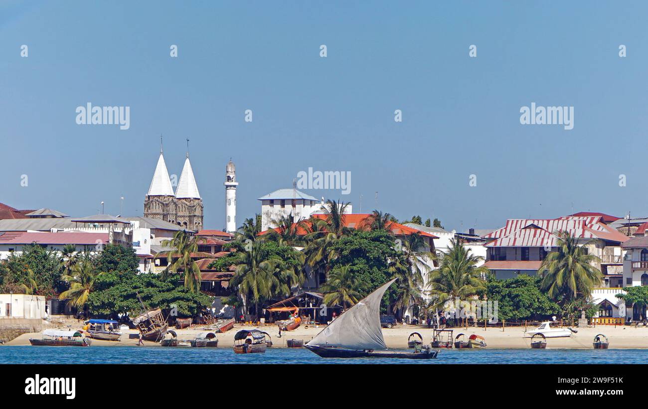 Zanzibar, Tanzania - 18 luglio 2017: Paesaggio urbano di pietra, costa dal mare Africa nelle giornate di sole. Foto Stock