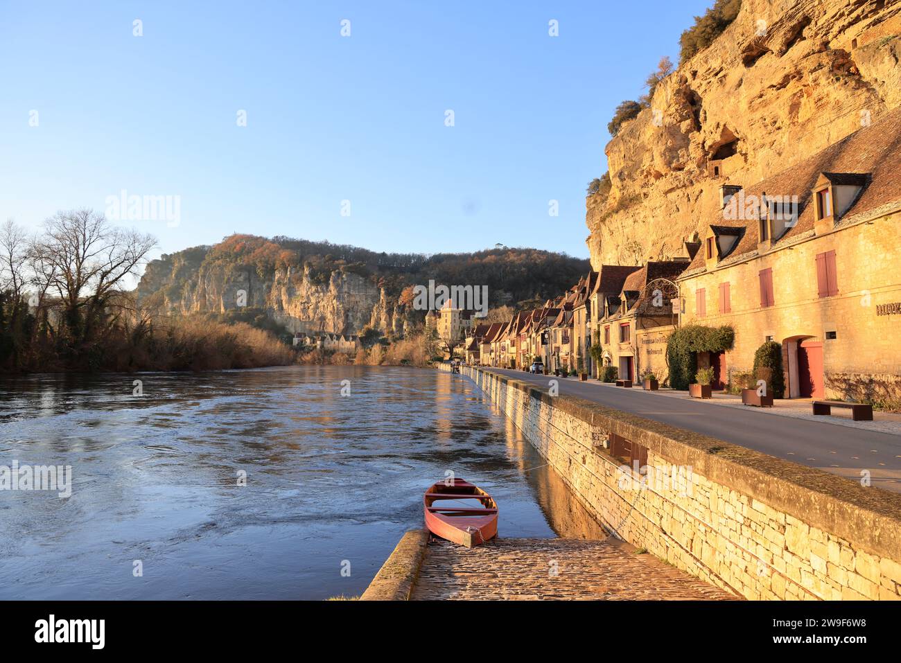 Fine della giornata e tramonto all'inizio dell'inverno sul villaggio di la Roque-Gageac attraversato dal fiume Dordogna nel Périgord Noir. Annidato in t Foto Stock