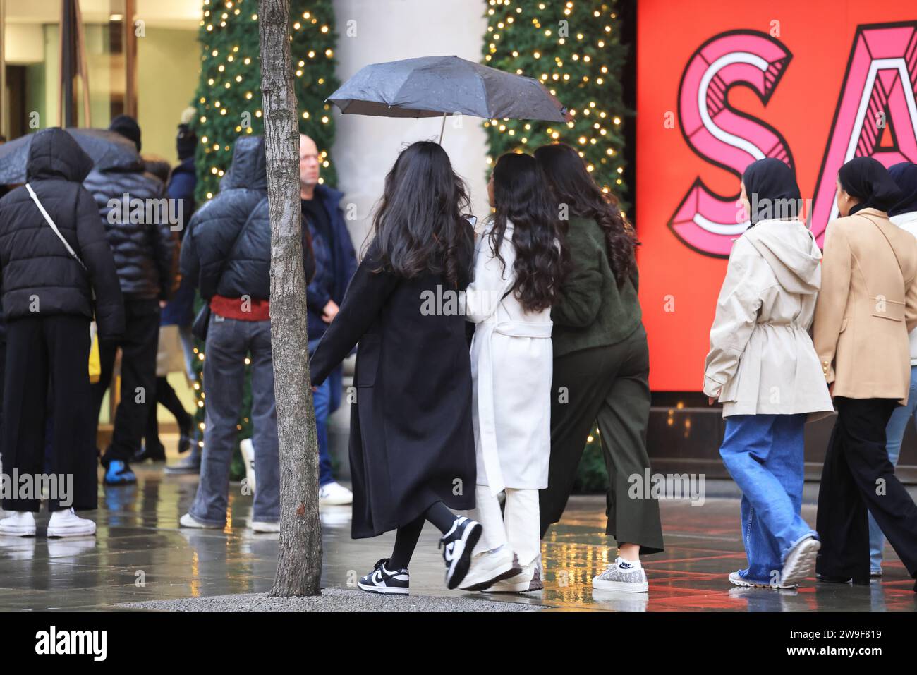 Vendite del giorno di Santo Stefano 2023 a Oxford Street, Londra, Regno Unito Foto Stock