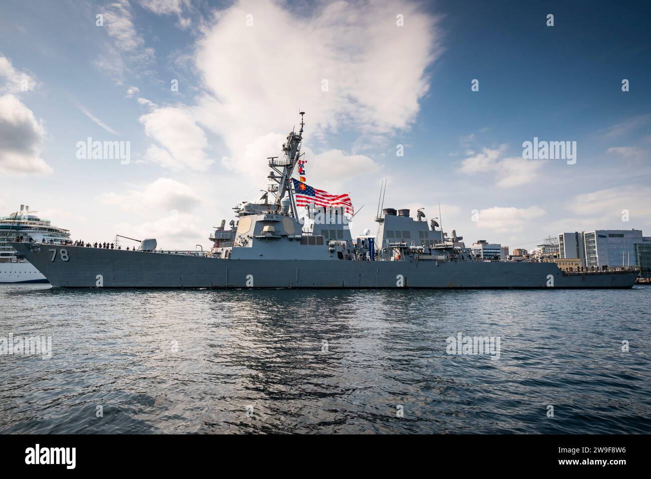 Il cacciatorpediniere USS Porter che partecipa al viaggio alla fine della Fleet Week ad Halifax, nuova Scozia, Canada. Foto Stock
