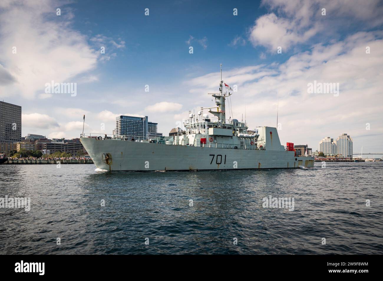 La nave da pattuglia costiera e da guerra mineraria HMCS Glace Bay è in corso nel porto di Halifax, nuova Scozia, Canada, durante la Halifax International Fleet Week. Foto Stock