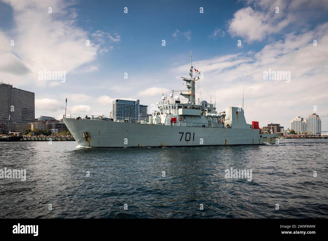 La nave da pattuglia costiera e da guerra mineraria HMCS Glace Bay è in corso nel porto di Halifax, nuova Scozia, Canada, durante la Halifax International Fleet Week. Foto Stock