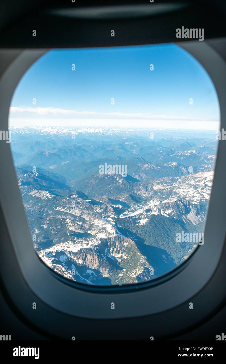 Vista spettacolare dell'aspro paesaggio dello stato di Washington, vista dal finestrino di un aereo passeggeri. Foto Stock