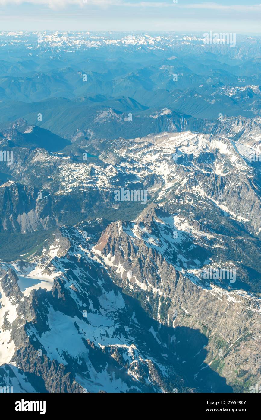Vista sulle spettacolari catene montuose innevate di Washington da un aereo passeggeri. Foto Stock