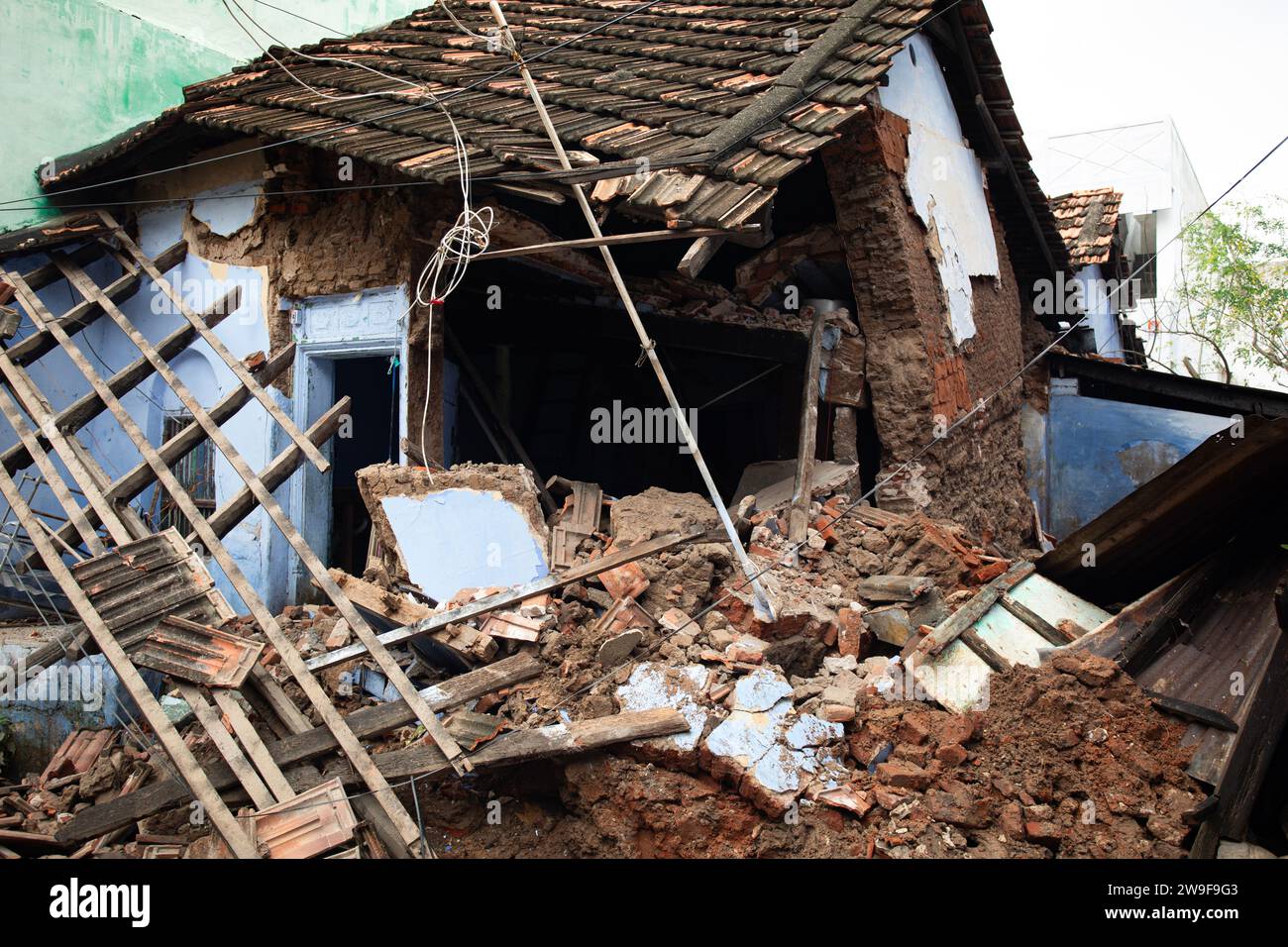 Una casa distrutta da un'inondazione di Tirunelveli, ridotta a una pila di mattoni e detriti. Foto Stock
