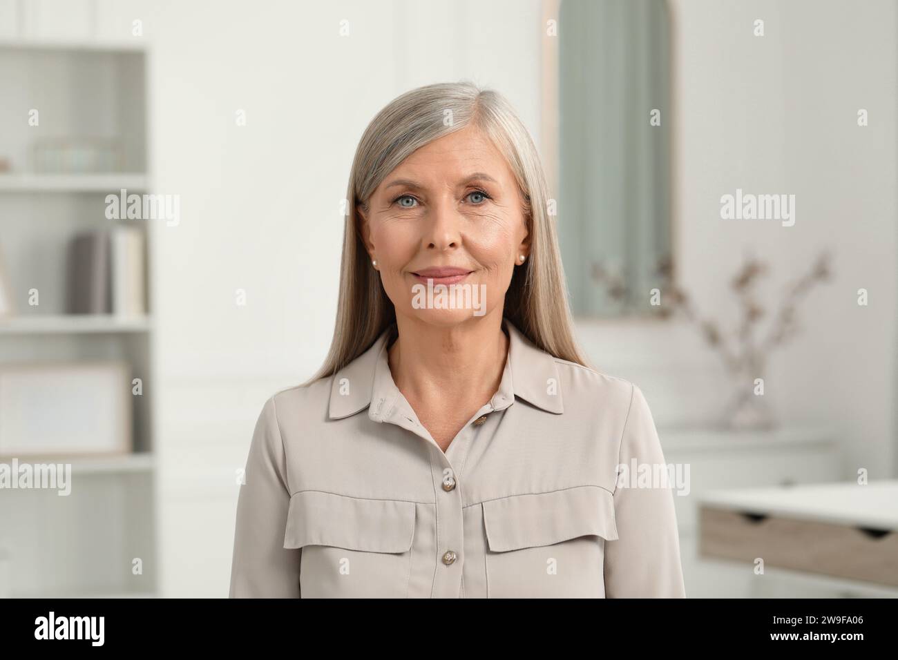 Ritratto di bella donna senior a casa Foto Stock