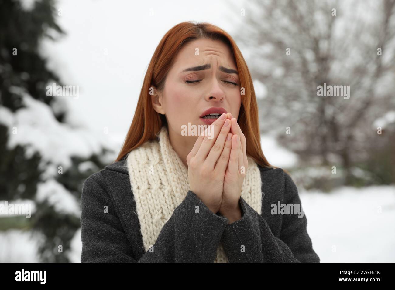Bella giovane donna che tossisce all'aperto. Sintomi del raffreddore Foto Stock