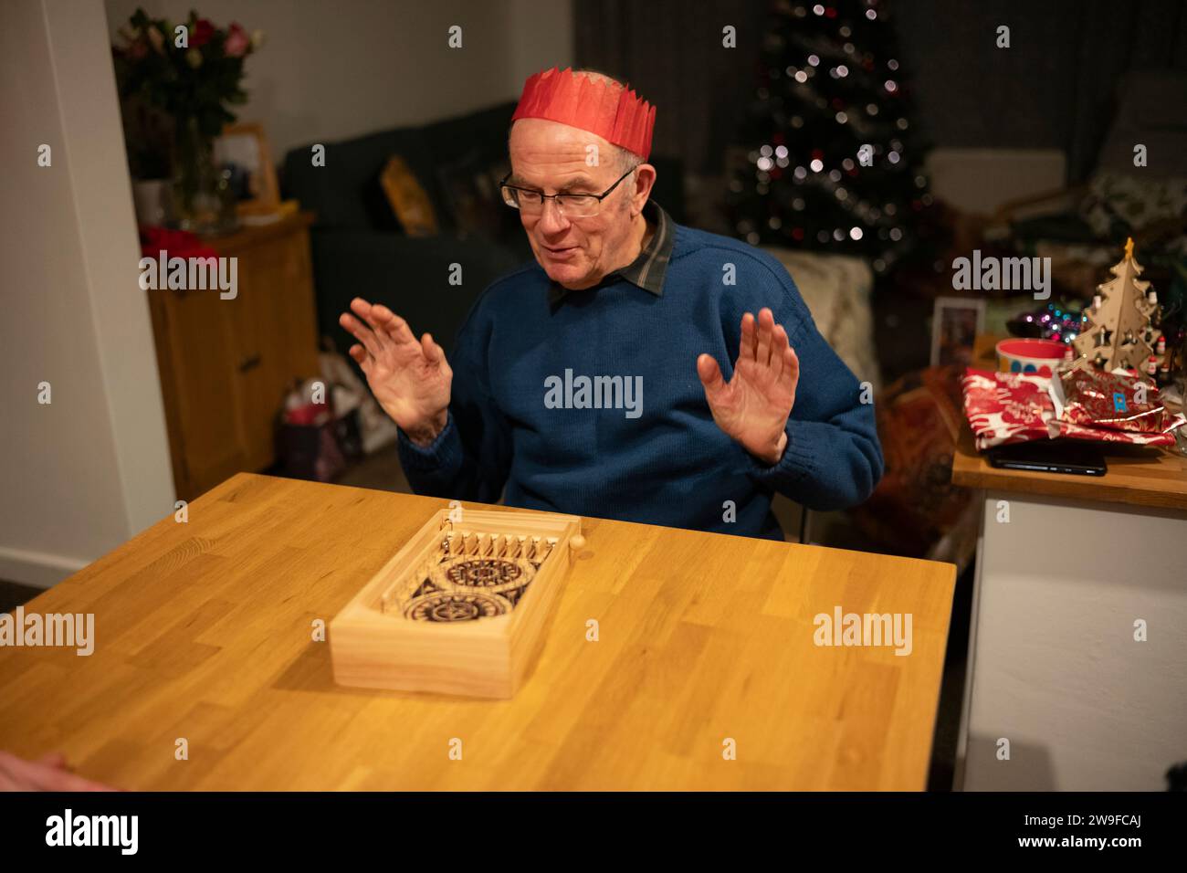 Nonni che giocano a biliardo in legno il giorno di Natale, Inghilterra, Regno Unito Foto Stock