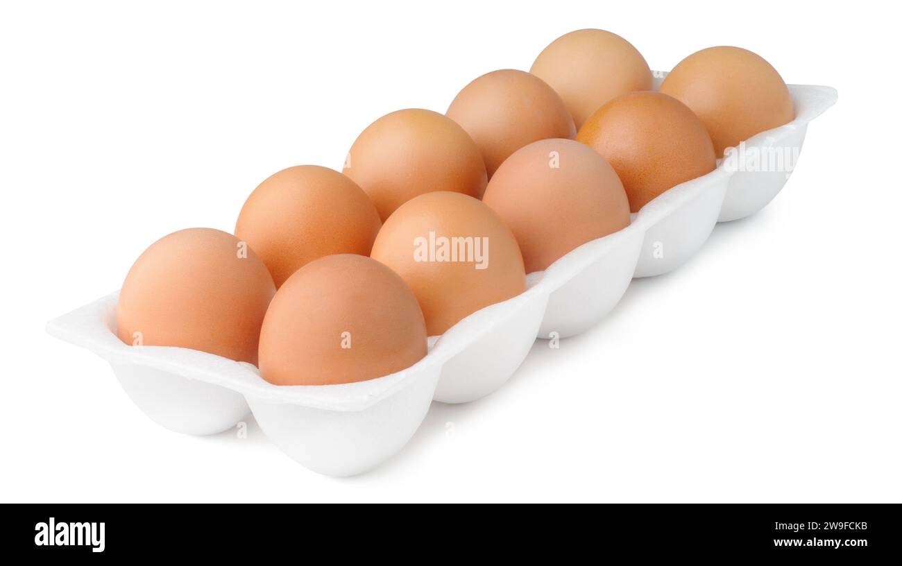Una scatola di dieci uova fresche marroni isolate su fondo bianco, con la naturale variazione di colore e il concetto di prodotto biologico Foto Stock