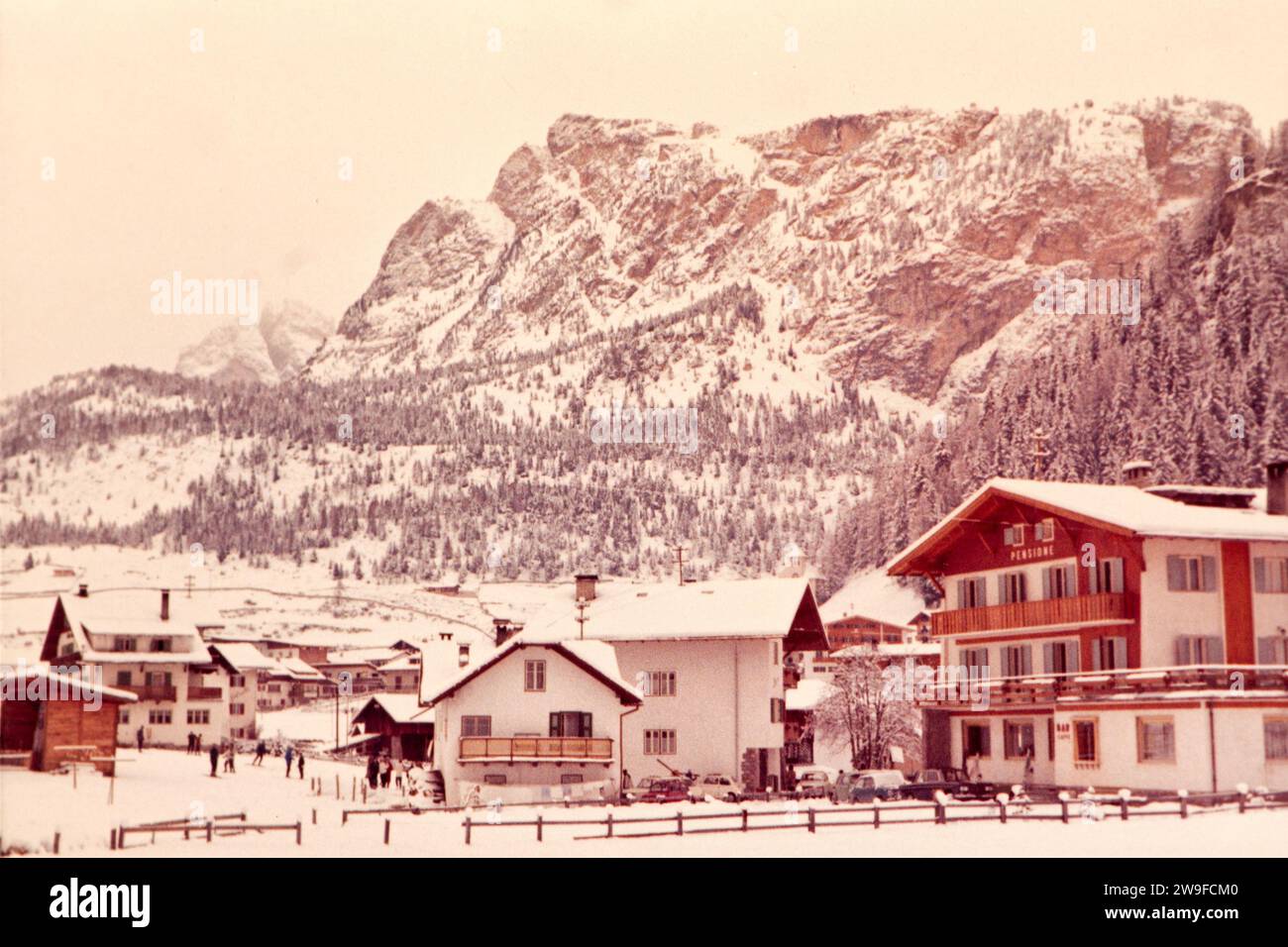 Vista invernale sul paese dell'Alpe di Siusi, alto Adige a metà degli anni sessanta Foto Stock