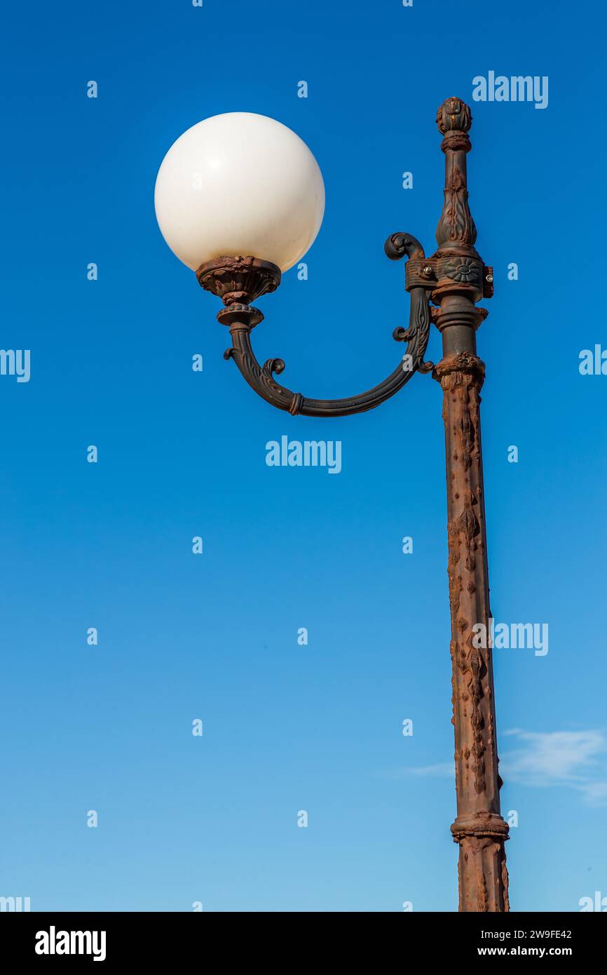 Lampione di Rusty alla luce del giorno vicino a Marsascala, Malta Foto Stock