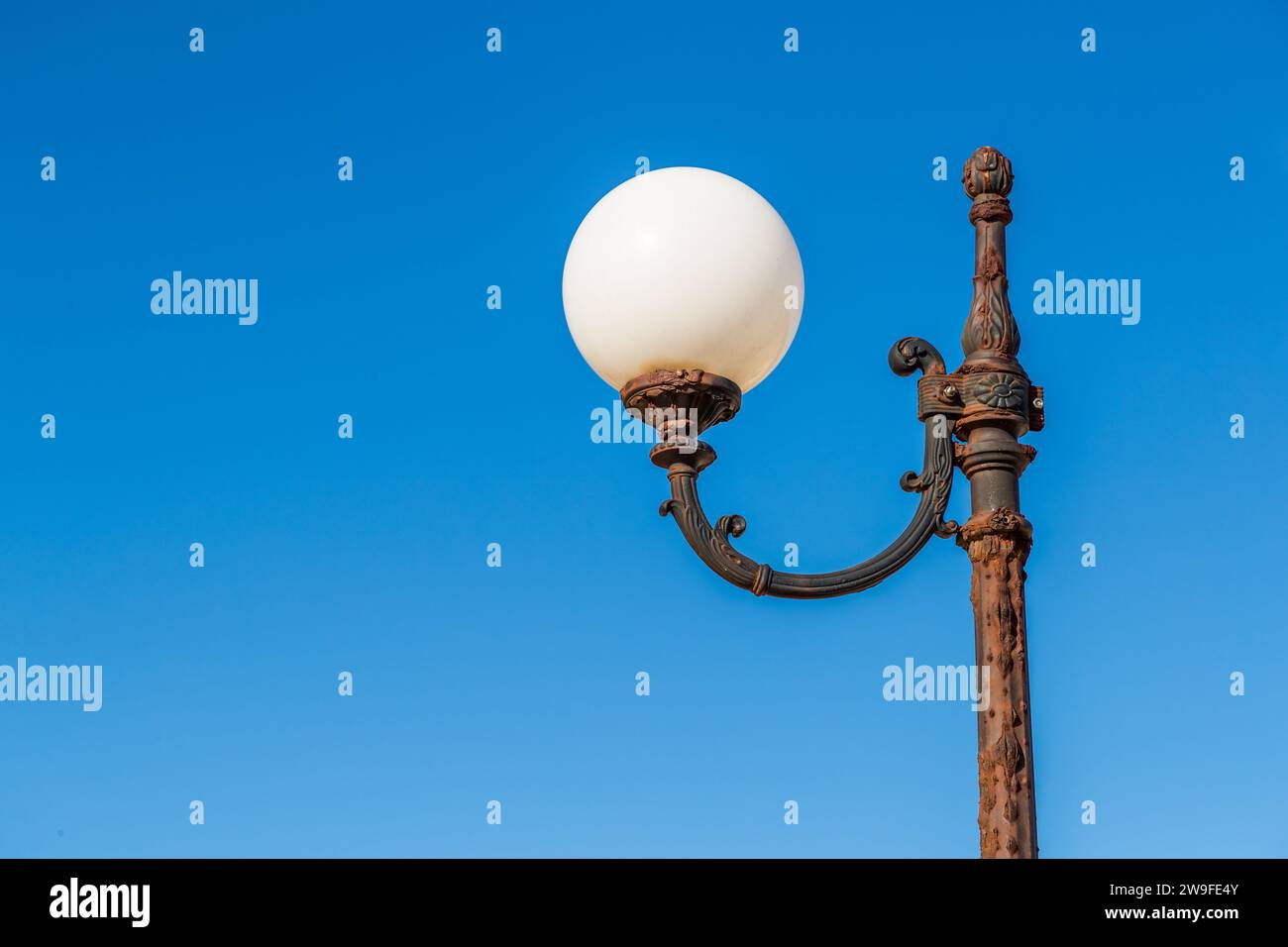 Lampione di Rusty alla luce del giorno vicino a Marsascala, Malta Foto Stock