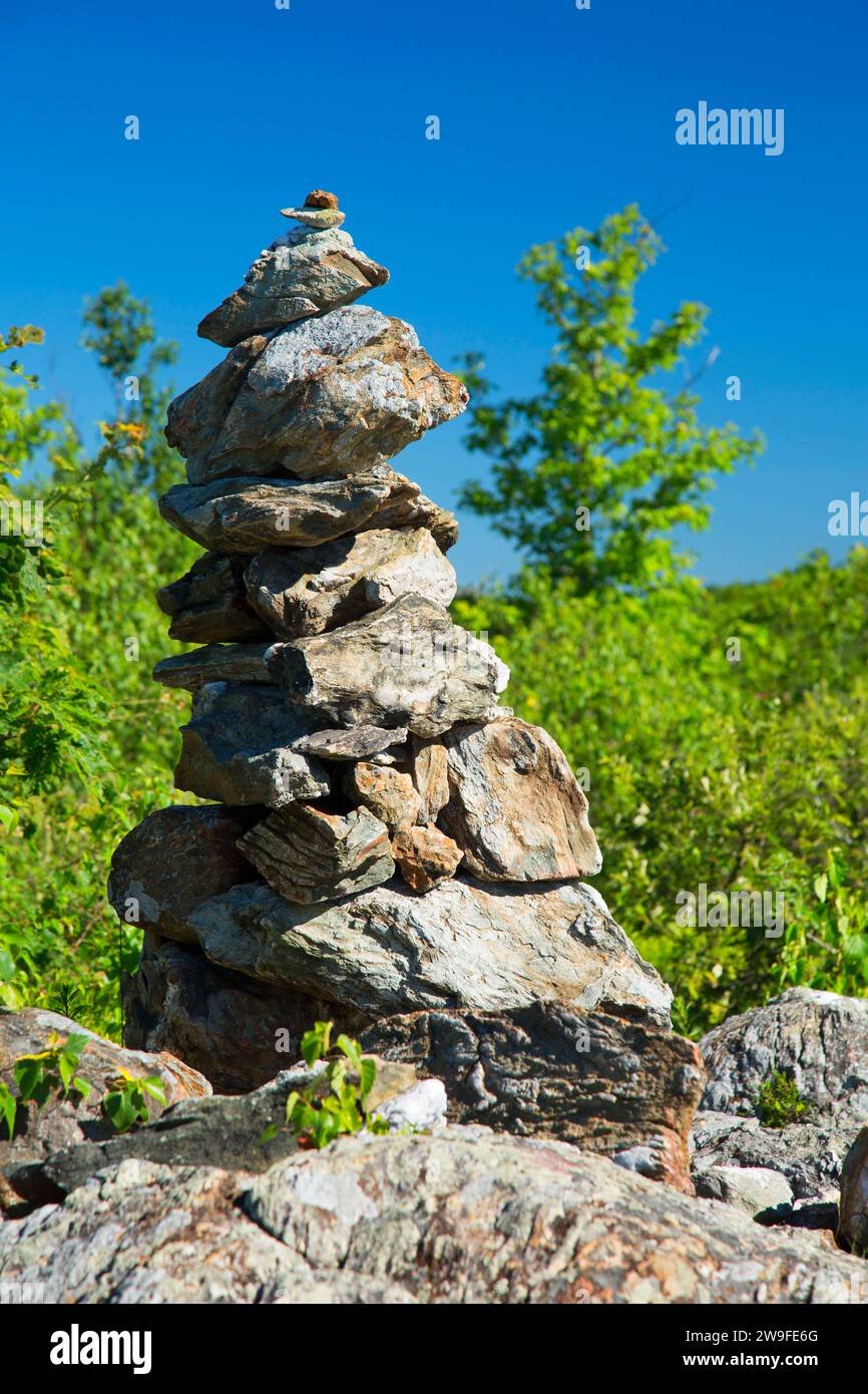 Round Mountain summit cairn lungo il sentiero, Litchfield County, Connecticut Foto Stock