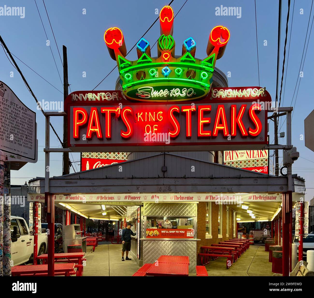 All'alba, il cartello al neon Pat's King of Steaks si illumina al 9° e Passyunk nel mercato italiano della città. Foto Stock