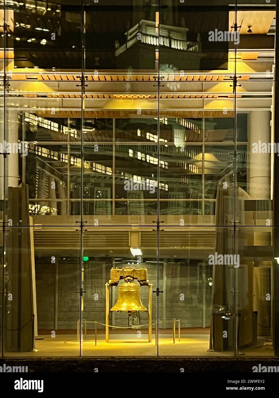 La Liberty Bell è illuminata in prima serata al Liberty Bell Center sul centro commerciale Independence Mall di Philadelphia, Pennsylvania. Foto Stock