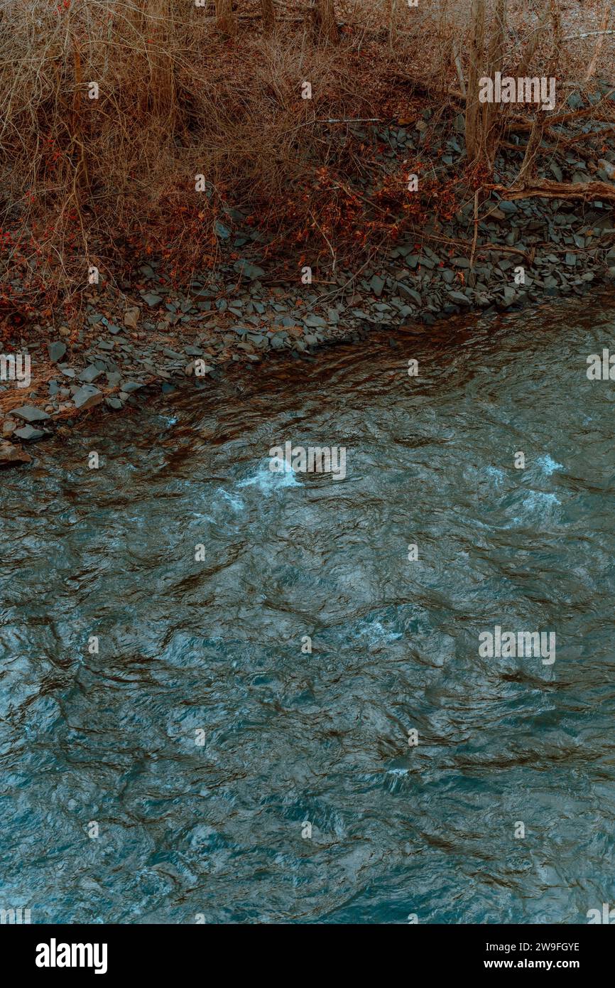 Acqua che scende dal torrente. Foto Stock