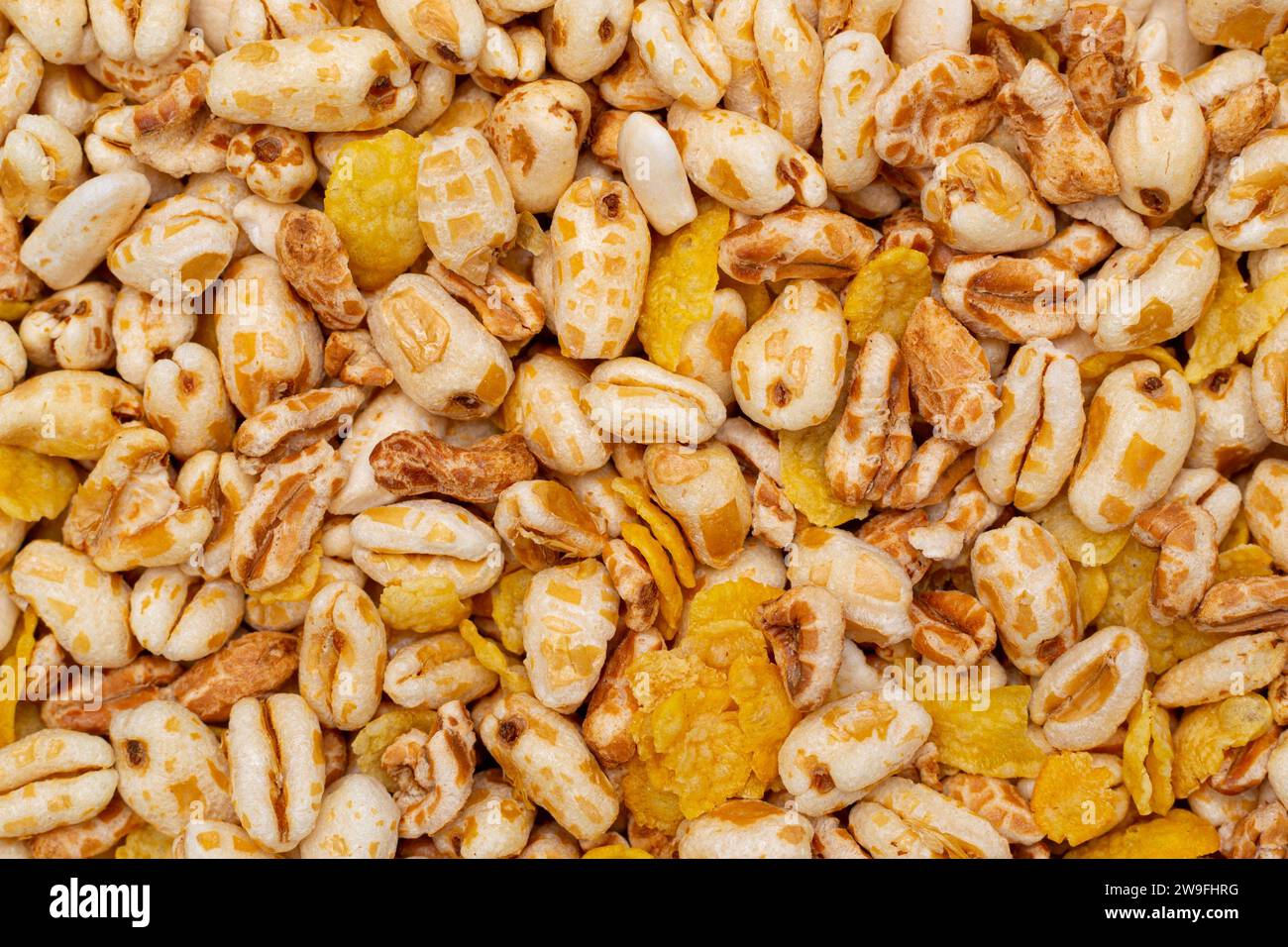 Fondo e consistenza di fiocchi di grano e mais ripieno non dolcificato. Cibo sano e vegano. Foto Stock