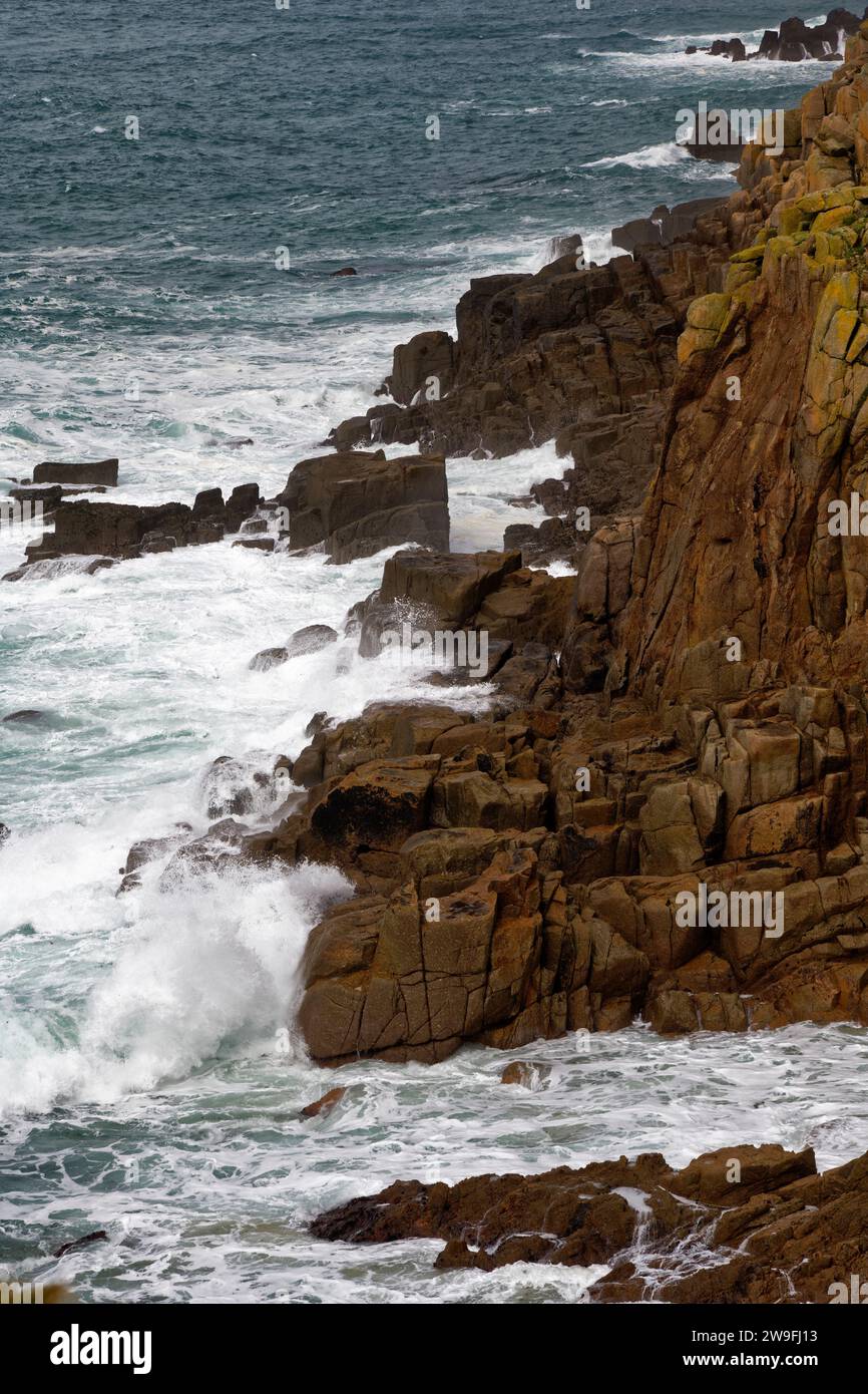 Waves on Granit Cliffs a Greeb Zawn, Land's End, Cornovaglia, Regno Unito Foto Stock