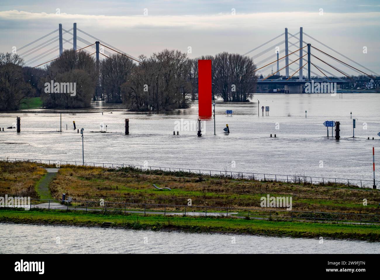 Hochwasser am Rhein bei Duisburg, Rheinbrücke Neuenkamp, alte und neue Konstruktion, Landmarke RheinOrange, vom Hochwasser umspült, NRW, Deutschland, Hochwasser Rhein *** alluvione sul Reno vicino a Duisburg, ponte sul Reno Neuenkamp, vecchia e nuova costruzione, punto di riferimento del Reno arancione, bagnato dall'alluvione, NRW, Germania, inondazione del Reno Foto Stock