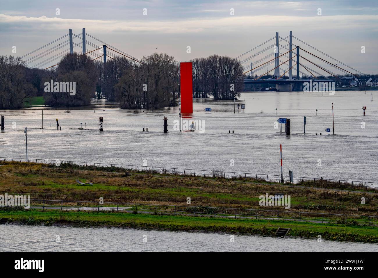 Hochwasser am Rhein bei Duisburg, Rheinbrücke Neuenkamp, alte und neue Konstruktion, Landmarke RheinOrange, vom Hochwasser umspült, NRW, Deutschland, Hochwasser Rhein *** alluvione sul Reno vicino a Duisburg, ponte sul Reno Neuenkamp, vecchia e nuova costruzione, punto di riferimento del Reno arancione, bagnato dall'alluvione, NRW, Germania, inondazione del Reno Foto Stock