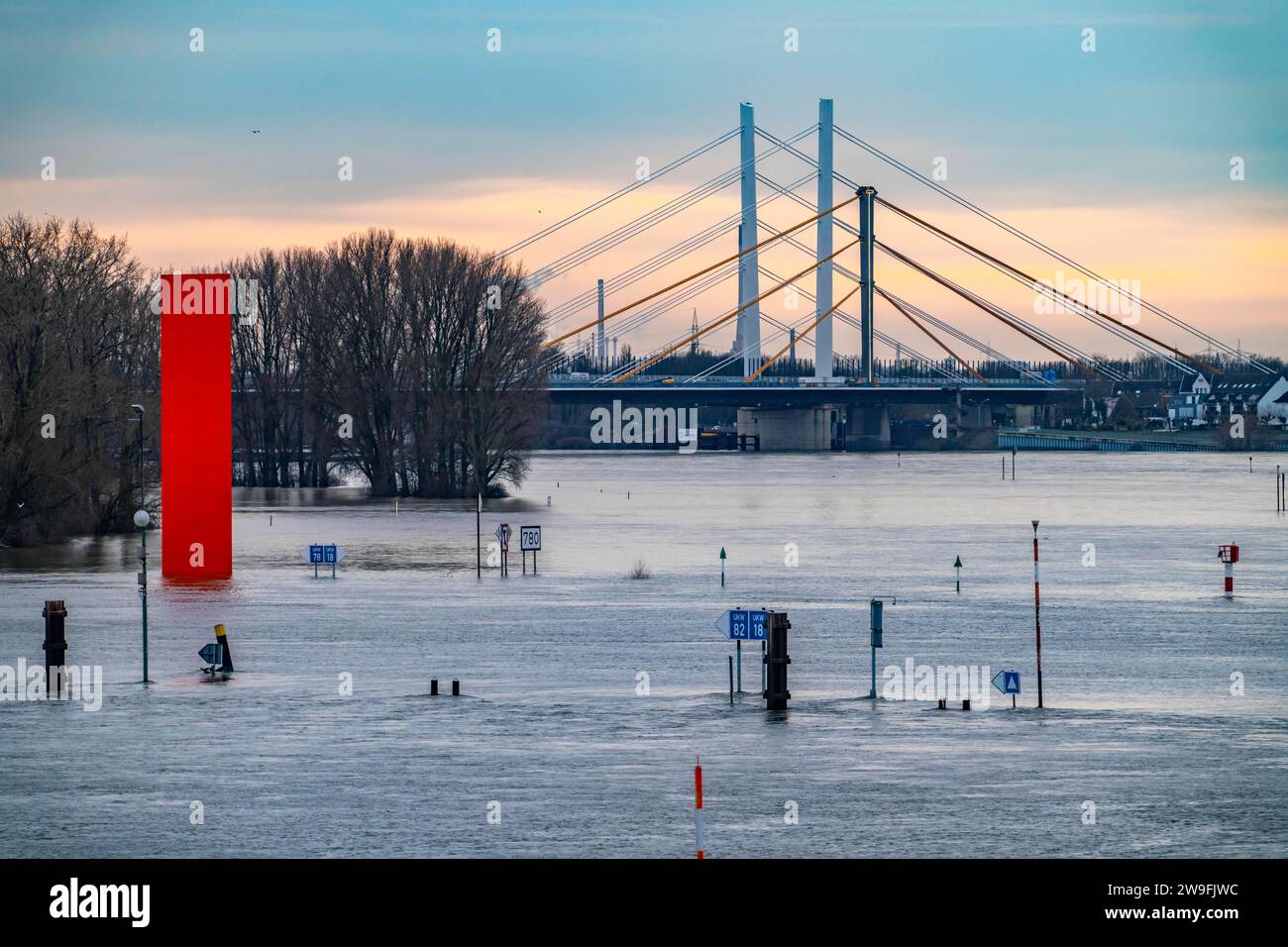 Hochwasser am Rhein bei Duisburg, Rheinbrücke Neuenkamp, alte und neue Konstruktion, Landmarke RheinOrange, vom Hochwasser umspült, NRW, Deutschland, Hochwasser Rhein *** alluvione sul Reno vicino a Duisburg, ponte sul Reno Neuenkamp, vecchia e nuova costruzione, punto di riferimento del Reno arancione, bagnato dall'alluvione, NRW, Germania, inondazione del Reno Foto Stock