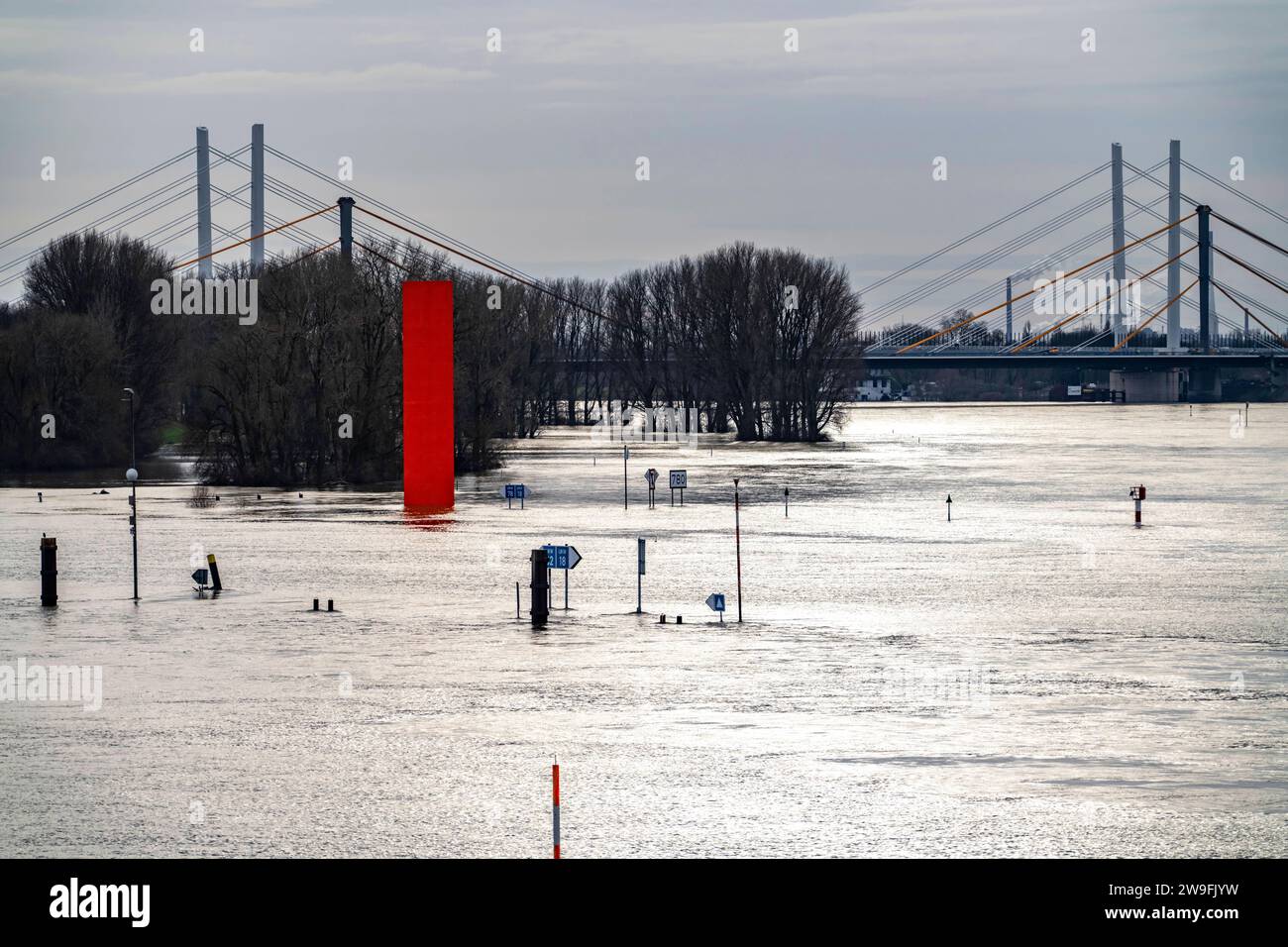 Hochwasser am Rhein bei Duisburg, Rheinbrücke Neuenkamp, alte und neue Konstruktion, Landmarke RheinOrange, vom Hochwasser umspült, NRW, Deutschland, Hochwasser Rhein *** alluvione sul Reno vicino a Duisburg, ponte sul Reno Neuenkamp, vecchia e nuova costruzione, punto di riferimento del Reno arancione, bagnata dall'alluvione, NRW, Germania, Reno alluvionale Foto Stock