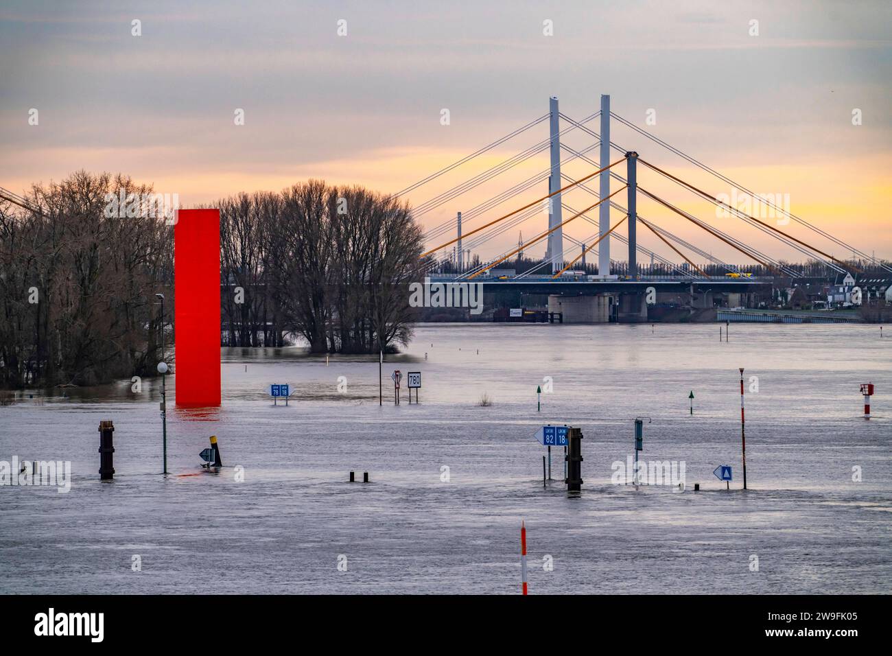 Hochwasser am Rhein bei Duisburg, Rheinbrücke Neuenkamp, alte und neue Konstruktion, Landmarke RheinOrange, vom Hochwasser umspült, NRW, Deutschland, Hochwasser Rhein *** alluvione sul Reno vicino a Duisburg, ponte sul Reno Neuenkamp, vecchia e nuova costruzione, punto di riferimento del Reno arancione, bagnata dall'alluvione, NRW, Germania, Reno alluvionale Foto Stock