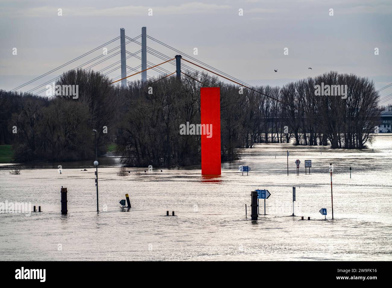 Hochwasser am Rhein bei Duisburg, Rheinbrücke Neuenkamp, alte und neue Konstruktion, Landmarke RheinOrange, vom Hochwasser umspült, NRW, Deutschland, Hochwasser Rhein *** alluvione sul Reno vicino a Duisburg, ponte sul Reno Neuenkamp, vecchia e nuova costruzione, punto di riferimento del Reno arancione, bagnata dall'alluvione, NRW, Germania, Reno alluvionale Foto Stock