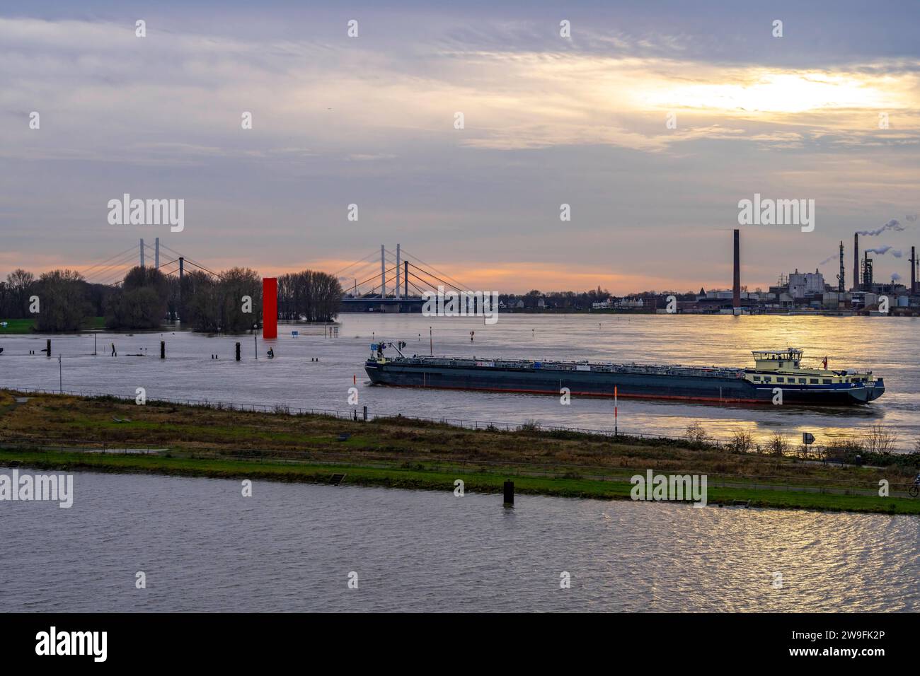 Hochwasser am Rhein bei Duisburg, Frachter fährt in den Hafenkanal ein, Rheinbrücke Neuenkamp, alte und neue Konstruktion, Landmarke RheinOrange, vom Hochwasser umspült, NRW, Deutschland, Hochwasser Rhein *** inondazione sul Reno vicino a Duisburg, la nave cargo entra nel canale del porto, ponte sul Reno Neuenkamp, vecchia e nuova costruzione, punto di riferimento Reno arancione, lavato dall'inondazione, NRW, Germania, Reno inondato Foto Stock