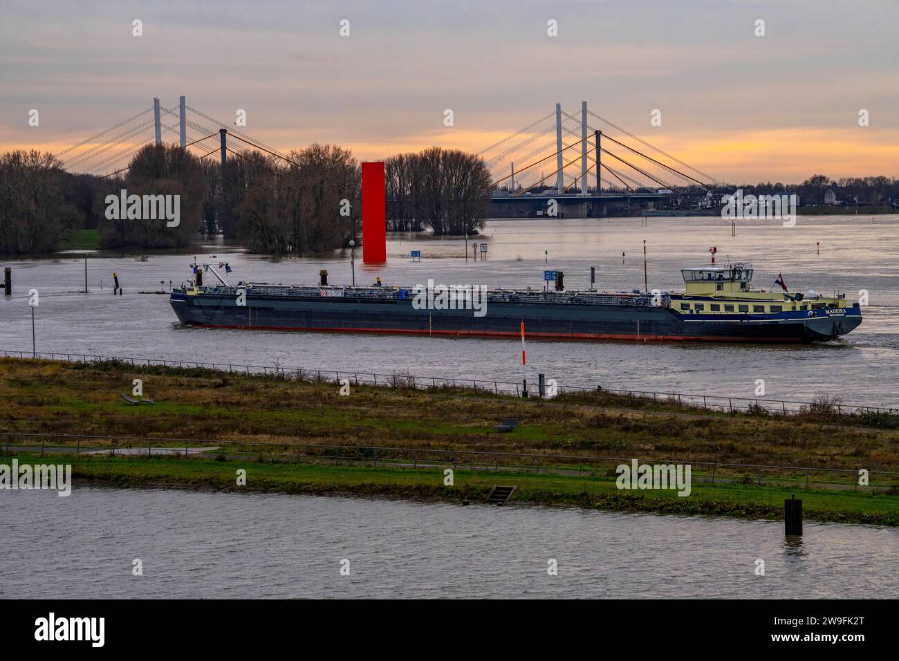 Hochwasser am Rhein bei Duisburg, Frachter fährt in den Hafenkanal ein, Rheinbrücke Neuenkamp, alte und neue Konstruktion, Landmarke RheinOrange, vom Hochwasser umspült, NRW, Deutschland, Hochwasser Rhein *** inondazione sul Reno vicino a Duisburg, la nave cargo entra nel canale del porto, ponte sul Reno Neuenkamp, vecchia e nuova costruzione, punto di riferimento Reno arancione, lavato dall'inondazione, NRW, Germania, Reno inondato Foto Stock