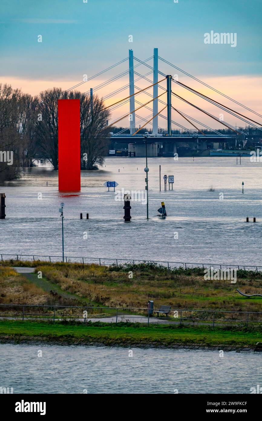 Hochwasser am Rhein bei Duisburg, Rheinbrücke Neuenkamp, alte und neue Konstruktion, Landmarke RheinOrange, vom Hochwasser umspült, NRW, Deutschland, Hochwasser Rhein *** alluvione sul Reno vicino a Duisburg, ponte sul Reno Neuenkamp, vecchia e nuova costruzione, punto di riferimento del Reno arancione, bagnata dall'alluvione, NRW, Germania, Reno alluvionale Foto Stock