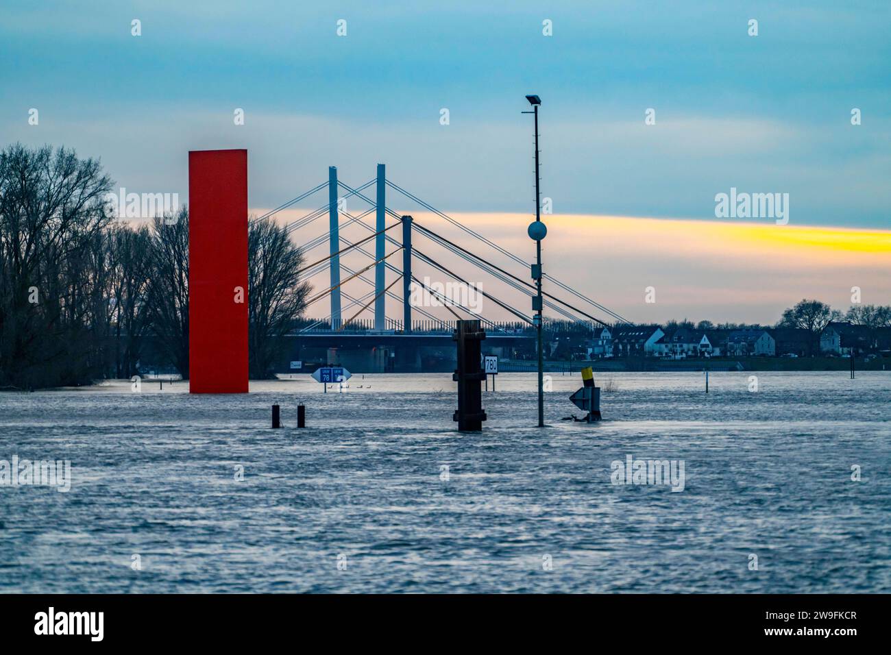 Hochwasser am Rhein bei Duisburg, Rheinbrücke Neuenkamp, alte und neue Konstruktion, Landmarke RheinOrange, vom Hochwasser umspült, NRW, Deutschland, Hochwasser Rhein *** alluvione sul Reno vicino a Duisburg, ponte sul Reno Neuenkamp, vecchia e nuova costruzione, punto di riferimento del Reno arancione, bagnata dall'alluvione, NRW, Germania, Reno alluvionale Foto Stock