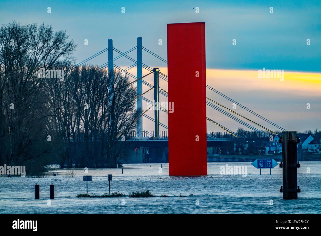 Hochwasser am Rhein bei Duisburg, Rheinbrücke Neuenkamp, alte und neue Konstruktion, Landmarke RheinOrange, vom Hochwasser umspült, NRW, Deutschland, Hochwasser Rhein *** alluvione sul Reno vicino a Duisburg, ponte sul Reno Neuenkamp, vecchia e nuova costruzione, punto di riferimento del Reno arancione, bagnata dall'alluvione, NRW, Germania, Reno alluvionale Foto Stock