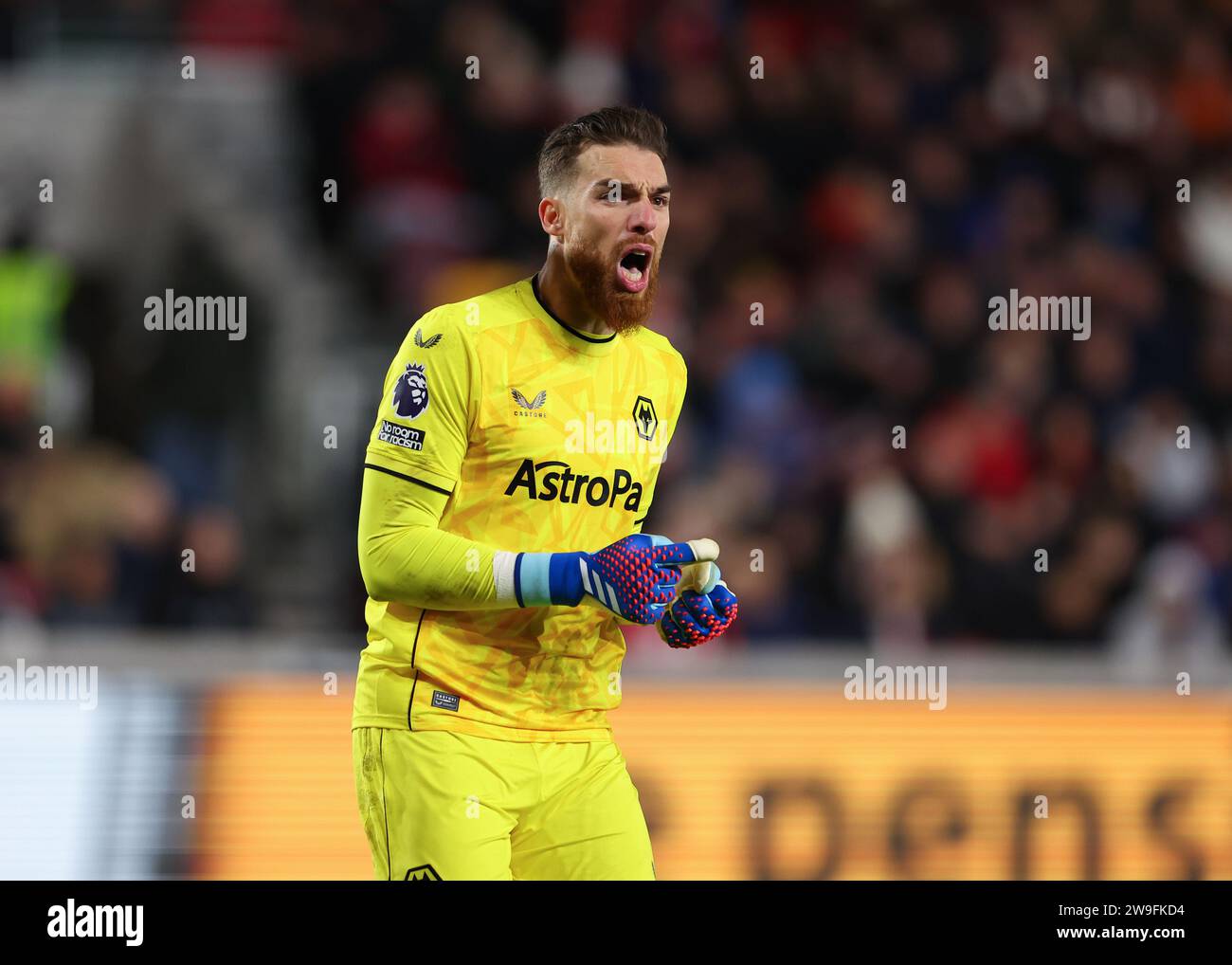 27 dicembre 2023; Gtech Community Stadium, Brentford, Londra, Inghilterra; Premier League Football, Brentford contro Wolverhampton Wanderers; il portiere Jose sa del Wolverhampton Wanderers grida istruzioni ai suoi compagni di squadra Foto Stock