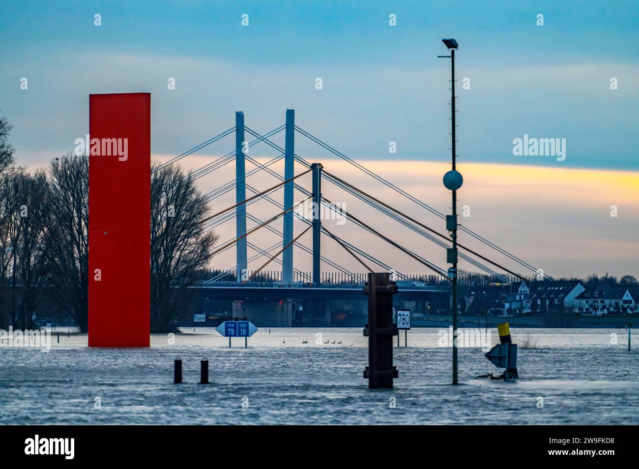 Hochwasser am Rhein bei Duisburg, Rheinbrücke Neuenkamp, alte und neue Konstruktion, Landmarke RheinOrange, vom Hochwasser umspült, NRW, Deutschland, Hochwasser Rhein *** alluvione sul Reno vicino a Duisburg, ponte sul Reno Neuenkamp, vecchia e nuova costruzione, punto di riferimento del Reno arancione, bagnata dall'alluvione, NRW, Germania, Reno alluvionale Foto Stock