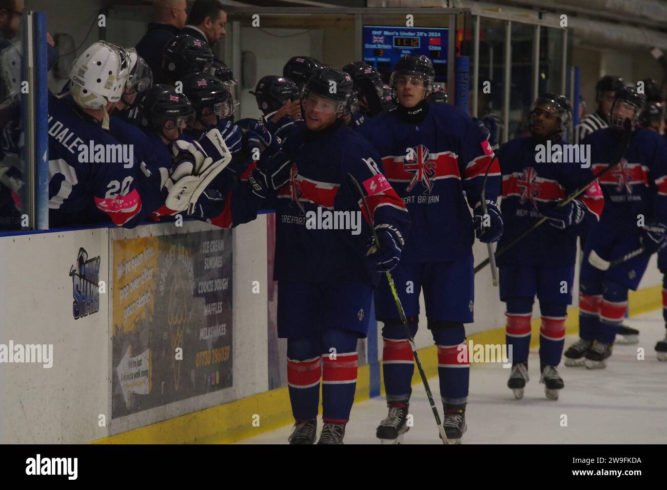 Dumfries, 14 dicembre 2023. La Gran Bretagna festeggia un gol contro la Cina in una partita del 2024 IIHF Ice Hockey U20 World Championship, Division II, gruppo A al Dumfries Ice Bowl. Crediti: Colin Edwards Foto Stock