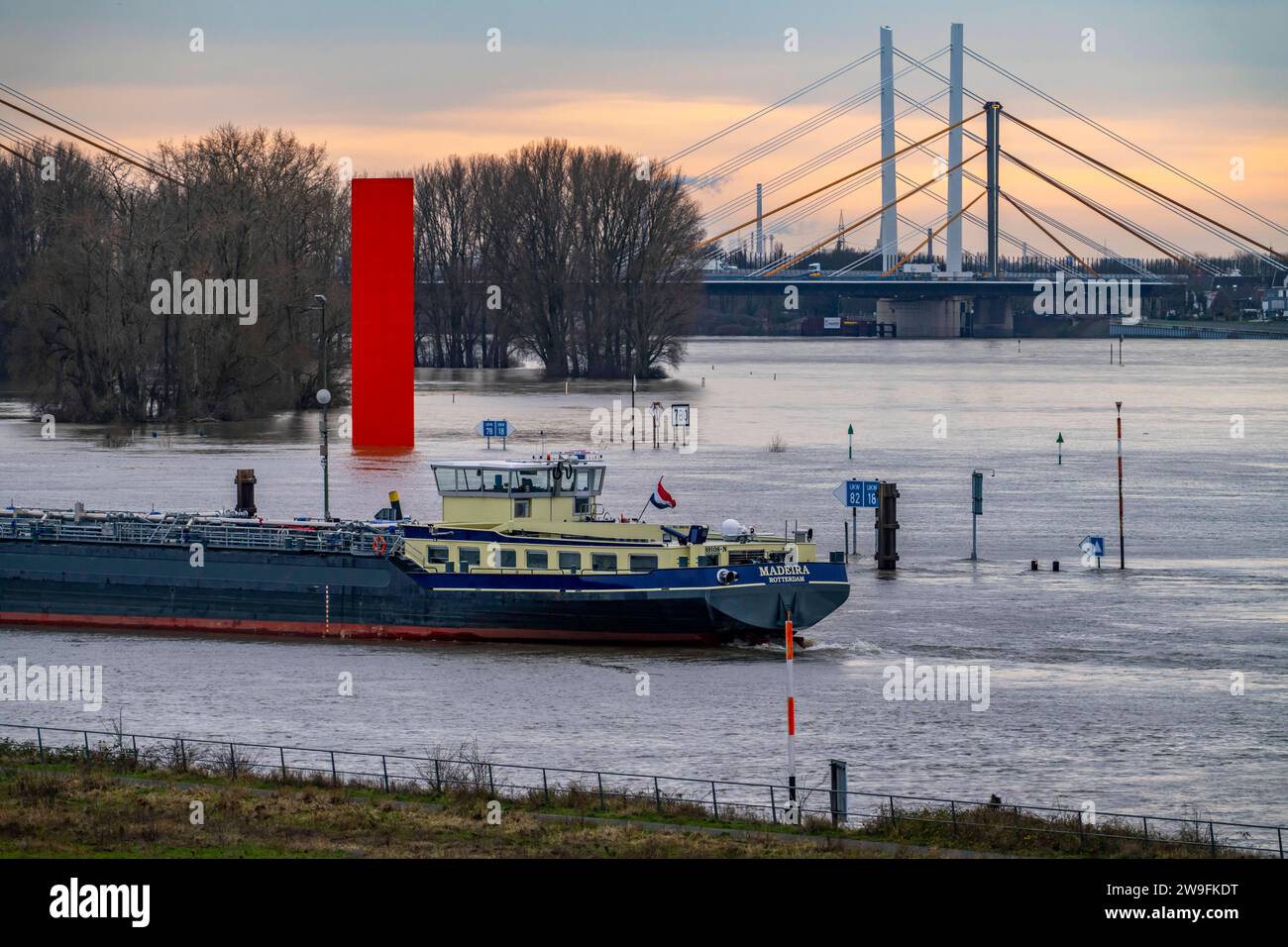 Hochwasser am Rhein bei Duisburg, Frachter fährt in den Hafenkanal ein, Rheinbrücke Neuenkamp, alte und neue Konstruktion, Landmarke RheinOrange, vom Hochwasser umspült, NRW, Deutschland, Hochwasser Rhein *** inondazione sul Reno vicino a Duisburg, la nave cargo entra nel canale del porto, ponte sul Reno Neuenkamp, vecchia e nuova costruzione, punto di riferimento Reno arancione, lavato dall'inondazione, NRW, Germania, Reno inondato Foto Stock