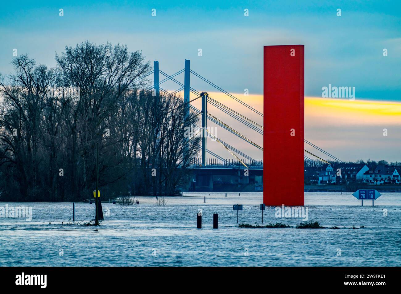 Hochwasser am Rhein bei Duisburg, Rheinbrücke Neuenkamp, alte und neue Konstruktion, Landmarke RheinOrange, vom Hochwasser umspült, NRW, Deutschland, Hochwasser Rhein *** alluvione sul Reno vicino a Duisburg, ponte sul Reno Neuenkamp, vecchia e nuova costruzione, punto di riferimento del Reno arancione, bagnata dall'alluvione, NRW, Germania, Reno alluvionale Foto Stock