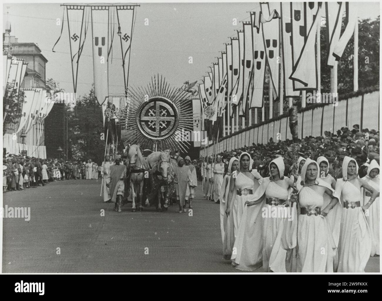 Feestelijke optocht van de 'Dipartimento 'il tempo germanico' del Festival 2000 anni della cultura tedesca' a Monaco di Baviera, 1937, 1937 Fotografia München supporto fotografico Costumi stampati in argento gelatina utilizzati nei concorsi. Forme specifiche della croce: Swastika München Foto Stock