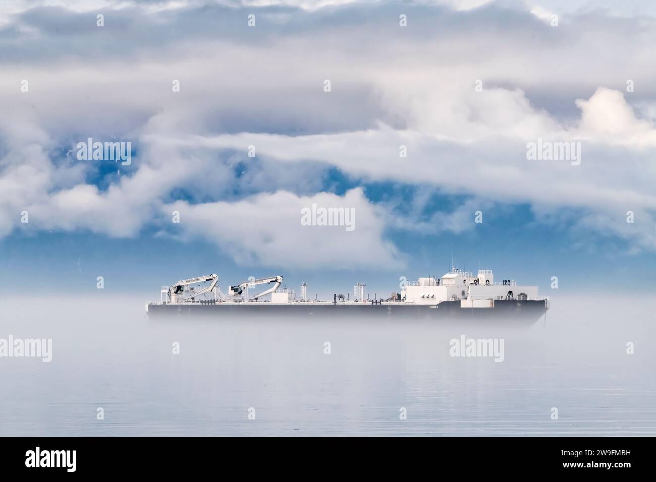 Nord America; Stati Uniti; Alaska; Valdez Arm; nebbia: Contenitore per la riparazione di fuoriuscite di petrolio. Foto Stock