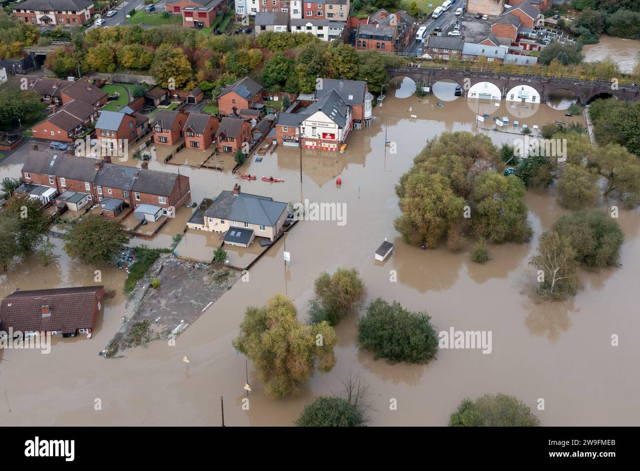 Inondazioni di Catcliffe 2023 - Vista aerea di Catcliffe a Rotherham, che era sott'acqua dopo improvvise piogge notturne. Foto Stock