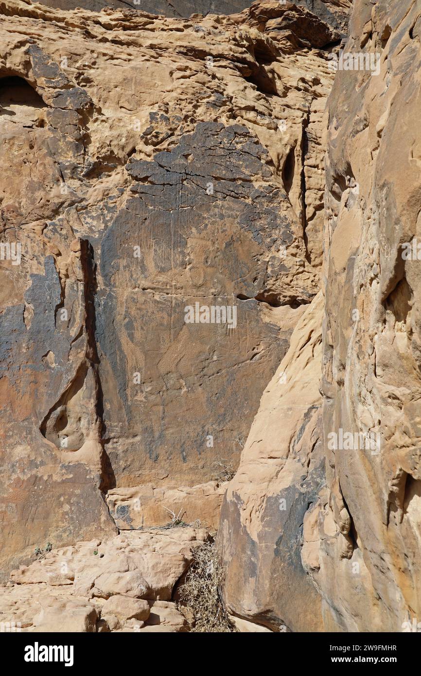 Antico petroglifo di una figura umana a Jubbah in Arabia Saudita chiamato il re Foto Stock
