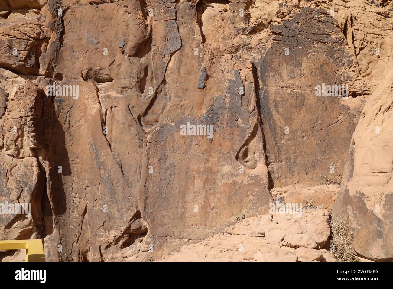 Antico petroglifo di una figura umana a Jubbah in Arabia Saudita chiamato il re Foto Stock